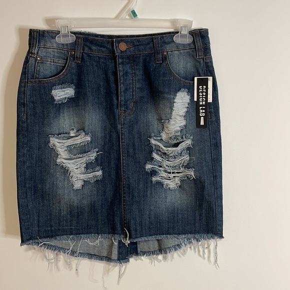NWT Design Lab Jean Skirt 27 Mini Denim Dark Distressed Blue Classic Grunge Alt - Picture 1 of 14